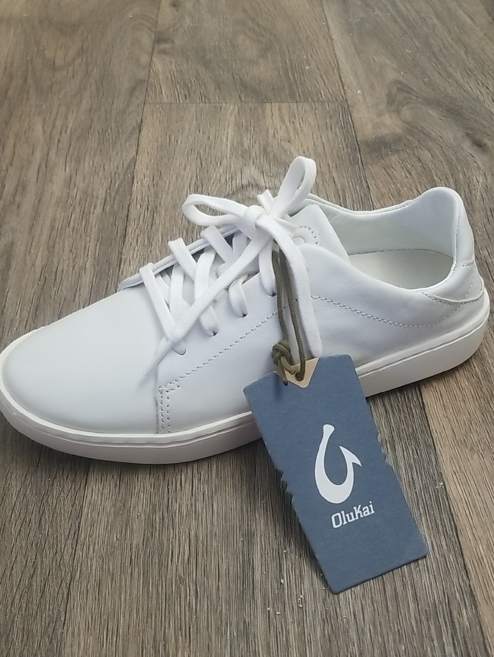 NEW! 🏝OluKai White Genuine Leather Low-Top Sneaker